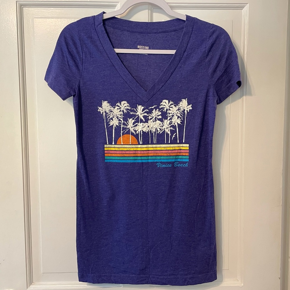 Women’s small Venice Beach V-neck tee